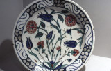 Plate with polychrome flowers
