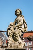 Onze-Lieve_Vrouwkerkhof Zuid (aan de pomp) - Ziitende Maria met Kind