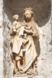 Goezeputstraat 8 - staande Maria met Kind (koningin)