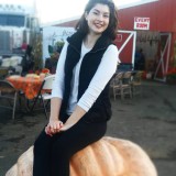 Lisa pumpkin pose