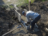 Prparation du couvercle de drain pour lentretien.