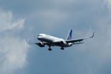 United Boeing 757 landing at Dulles