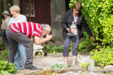 Rock notre guide qui prend en photos des hostas miniatures.