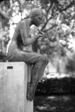 La statue de la Baigneuse assise regardant une libellule