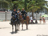 policias playa Isla Verde.