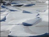 a fait craquer des gros morceaux de neige durcie.