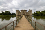 IMG_8458.CR3 View of the NE Tower, Gatehouse, the causway and the NW Tower - Bodiam Castle - © A Santillo 2019