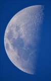 1er quartier lunaire du 01 avril 2020 sous un ciel azur, taille 60%
