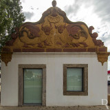 Fachada setecentista de um edifício situado à entrada de Faro conhecido por Casa das Figuras (Imóvel de Interesse Público)