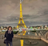 Aurora, devant la Tour Eiffel