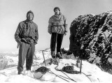Au sommet du Petit Pic dOssau, lhiver 1959 : Robert Ollivier et Paulette Couralet