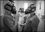 Putting on Corona protection masks in Intensive Care Unit