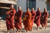 Kengtung monks set out in search of alms