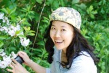 Take my picture with the flowers.