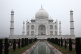 Le Taj Mahal dans la brume matinale