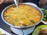 Sizzling seafood tom yum soup