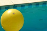 Zwembad-gele-bal.jpg