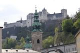 Clocher de labbaye Saint Pierre avec au fond la forteresse Hohensalzbourg