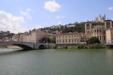 La Sane, lglise Saint Jean-Baptiste sur les quais et la Basilique Notre Dame de Fourvires sur la colline 