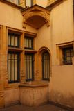 Dtails dune cour intrieure avec son puits - Dtails of an interior courtyard with its well 