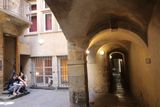 Les Traboules sont des passages pitons permettant de passer dune rue  lautre  travers les cours intrieures des immeubles.