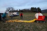 Les cbles du ballon sont solidement amarrs  la nacelle. 