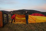 Deux grands ventilateurs gonflent le ballon - Two large fans inflate the balloon