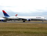 B767-400 N825MH