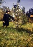  Hlne 5 ans 1/2 dans le jardin de la petite maison devant un poirier en fleur