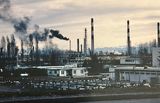 Vue partielle de lusine ptrochimique de Lacq dans les annes 70