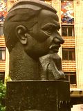 Statue dIgor Kourtchatov devant linstitut ponyme  Moscou