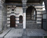 Diyarbakır Fatih Pasha Mosque Exterior Grave to right of front in 2024 6980 Panorama.jpg