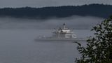 Plaatje vanaf balkon van ons huis in het noorden van Vancouver Island, met in de mist de Bowen Queen, veerboot naar Alert Bay (e