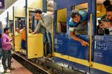 09 05 Passengers coming off the train in Ooty India-2-2668