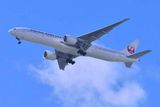 JAL Boeing B-777/300, JA733J, Landing