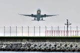 ANA, Boeing B-777/200, JA788A, Take Off, In Rain