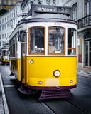 Tramway No 28 - Lisbonne (20 x 24 - Portrait)