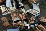 Han har pdratt seg en mengde miniatyrverkty for trebearbeiding