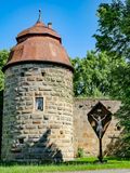 Stadtmauer und Kruzifix