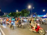 On sengage et on marche sans sarrter: les motos et autos devraient nous viter