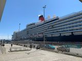 Barco crucero en el muelle