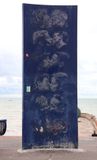 THE KISSING STATUE FOR DIFFERING LIFESTYLES