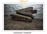 Blocks to put between the millstones if they have to be lifted