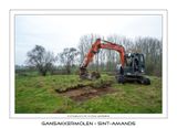 013 Afgraven van de aarde op het dak van het museum
