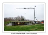 040 Molenmuseum met bovenop het metselen van de teerlingen