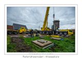 100 De molenbouwer plaats de steunpoten voor de molenkast