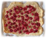 Flammekueche au mascarpone. citron vert, framboises et romarin