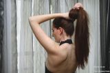 Cline - Adjusting her ponytail / Ajuster sa queue de cheval