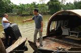 235 Embarquement sur le sampan.JPG