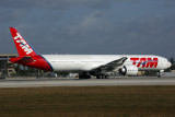 TAM BOEING 777 300ER MIA RF 5K5A9610.jpg